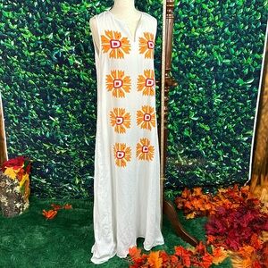 Beautiful flowy maxi dress, summer and fall vibes! Full bottom! Autumn colors